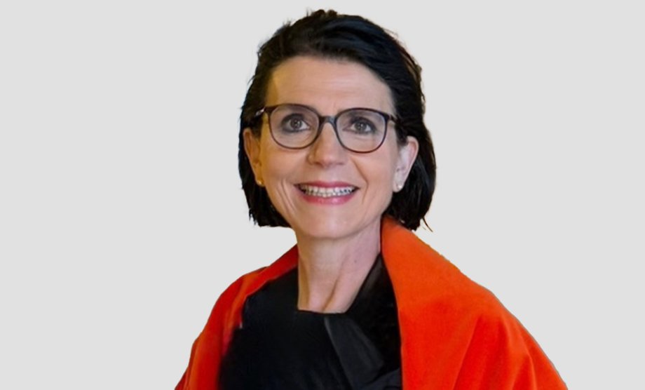 Soutenir les boursiers, c’est perpétuer l’esprit et le rayonnement de l’ESSEC. C’est leur tendre la main pour qu’ils trouvent, à leur tour, leur propre voie”, Martine Lamy (BBA 83).