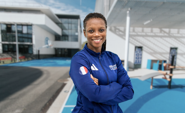 « Grâce à la bourse de la Fondation ESSEC, je peux allier études et parcours de sportive de haut niveau » Clémence Delavoipière, Athlète paralympique d’escrime, étudiante du bachelor HEPTA, bénéficiaire d’une bourse sociale