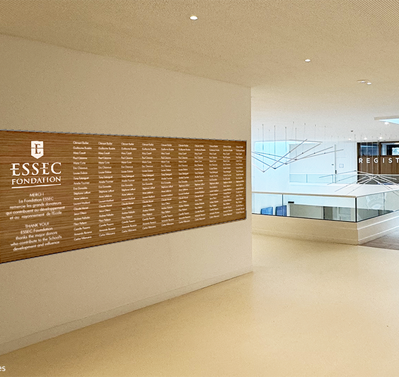 Inscrivez votre nom sur le mur des Grands Donateurs
