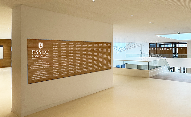 Inscrivez votre nom sur le mur des Grands Donateurs